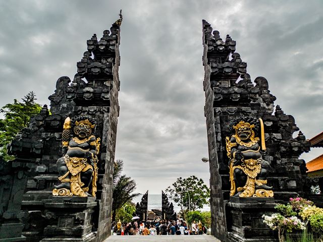 tanah lot temple in bali